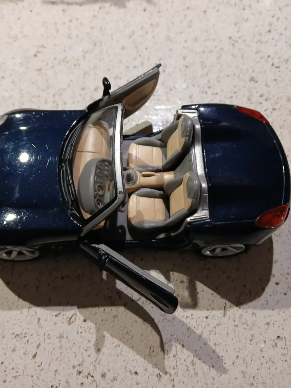 Maisto 1:24 Saturn Sky Blue Diecast Convertible Car Detailed